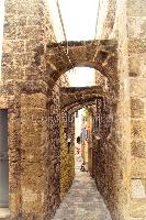 un vialetto pieno di archi in Taranto Vecchia