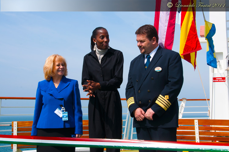  Mariner of the Seas - Il Comandante accanto a Fiona May e alla La Sig.ra Mazzucco, Responsabile dell
