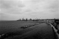 immgine bianco e nero del porto di Taranto