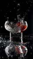 still life tuffo di due pomodorini in un bicchiere