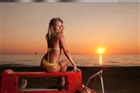 Baywatch inspired, glamour al tramonto con Yuliya