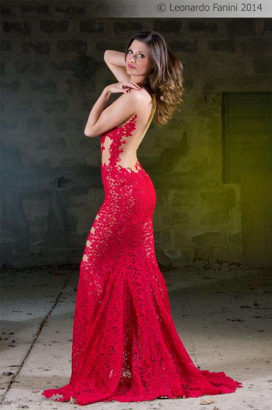 posa fashion con abito da sera di trine e trasparenze rosso e molto sexy