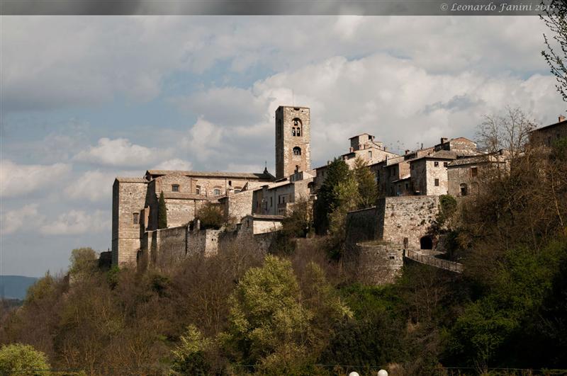  panoramica del borgo antico di  colle val d