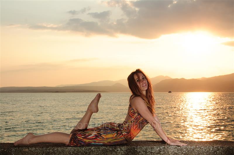Ritratto al tramonto a Torri del Benaco sexy al tramonto