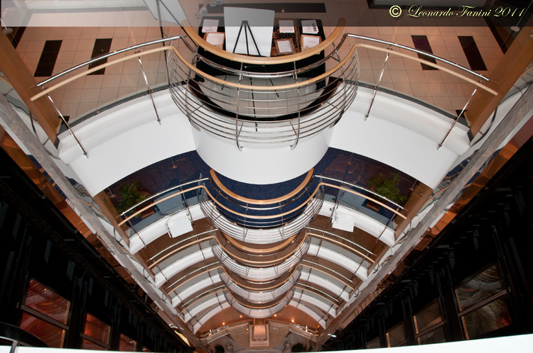  Liberty of the Seas - di fianco si notano le colonne degli ascensori 