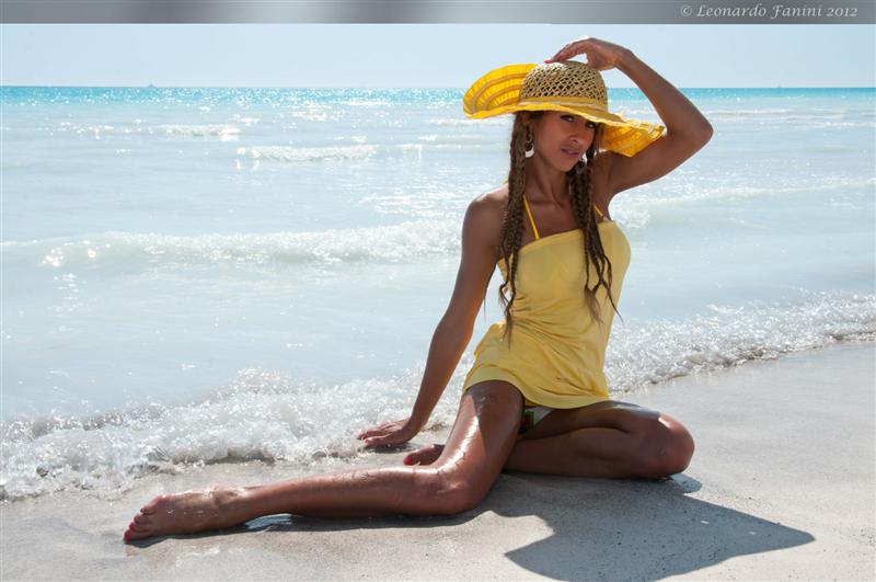  fotografia Glamour, tubino giallo e bikini 