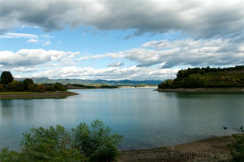 foto del lago di bilancino in una giornata un po