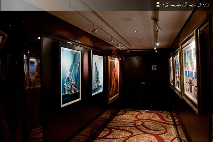  Norwegian Epic - corridoi con esposizioni d