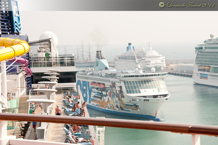  Norwegian Epic - attività intorno, si nota Nave Vespucci sullo sfondo 