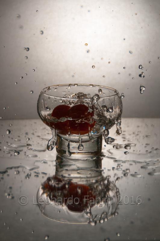 still life tuffo di due pomodorini in un bicchiere