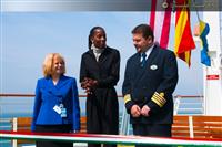 Mariner of the Seas - Il Comandante accanto a Fiona May e alla La Sig.ra Mazzucco, Responsabile dell'ufficio italiano di Royal Caribbean 