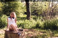 Camilla in maglietta bianca e shorts, seduta nel parco in val di Pesa