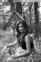 foto in bianco e nero, modella seduta nel sotto bosco