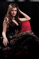 abito sexy nero con trasparenze, posa glamour in studio