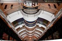 Liberty of the Seas - di fianco si notano le colonne degli ascensori