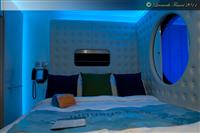 Norwegian Epic - la stanza dei single, l'oblo si affaccia sul corridoio interno e permette di vedere rimanendo celati..