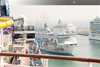 Norwegian Epic - attività intorno, si nota Nave Vespucci sullo sfondo